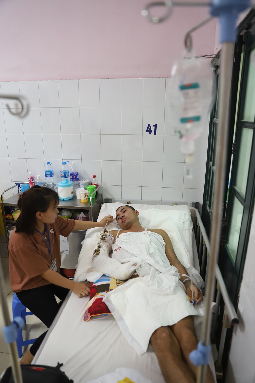 Đi đánh cá làm giỗ cho bố, chàng trai nghèo gặp tai nạn nguy kịch, nằm cả đêm dưới ruộng - Ảnh 7.