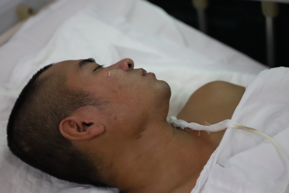 Đi đánh cá làm giỗ cho bố, chàng trai nghèo gặp tai nạn nguy kịch, nằm cả đêm dưới ruộng - Ảnh 10.
