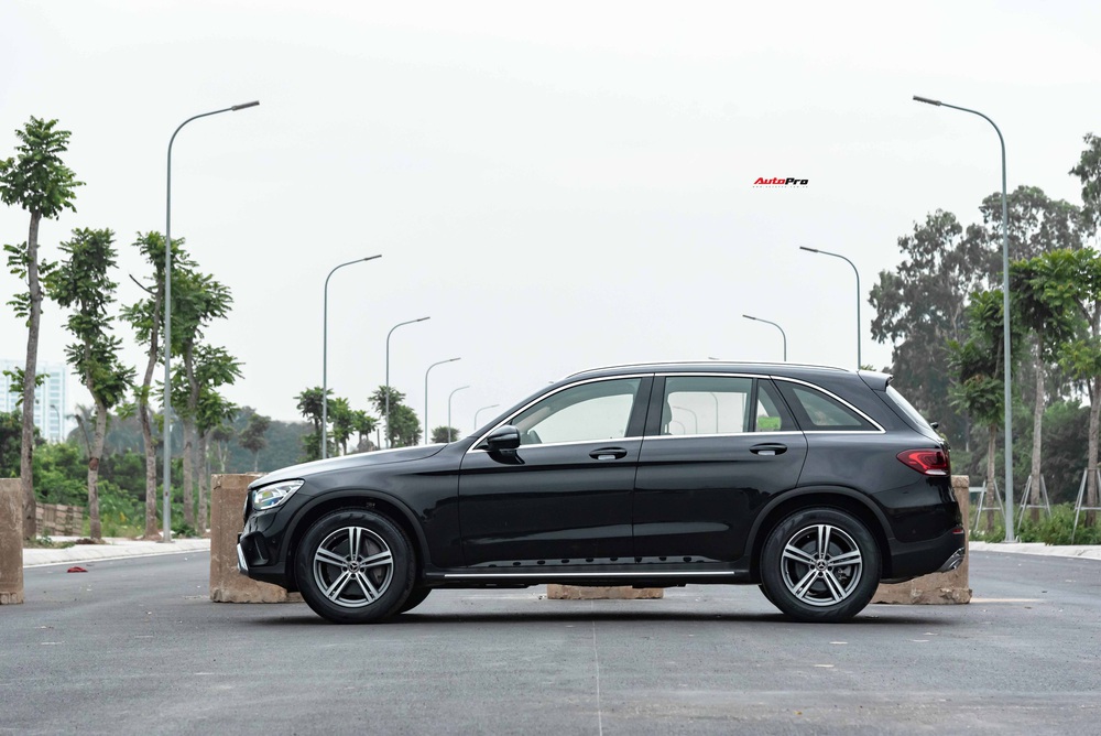 Mercedes-Benz GLC 2020 bản giá rẻ đầu tiên lên sàn xe cũ, rẻ hơn gần 200 triệu đồng so với mua mới - Ảnh 1.
