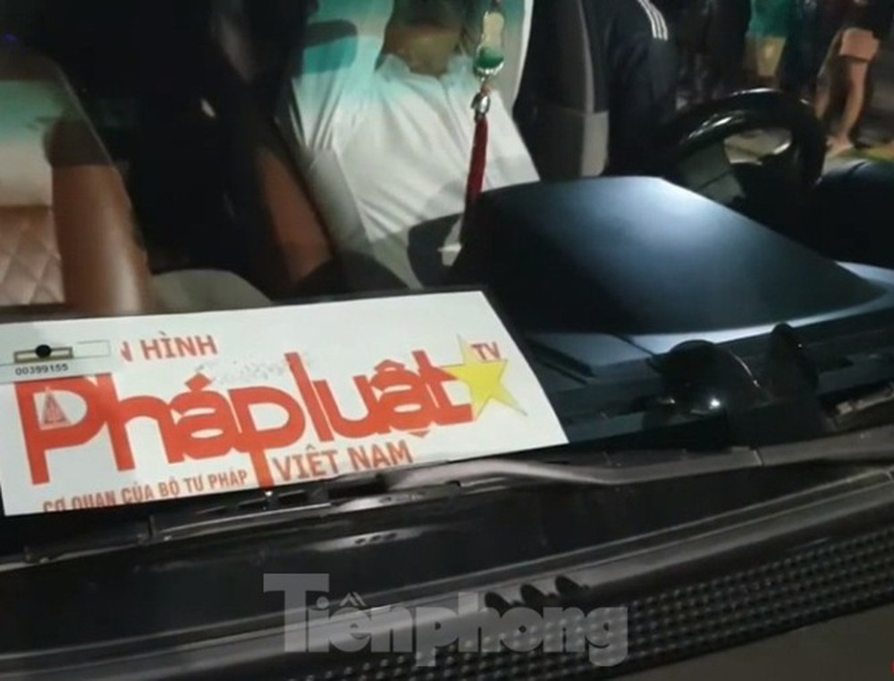 Tài xế cố thủ trong ô tô không giấy tờ, gắn logo báo chí - Ảnh 1.