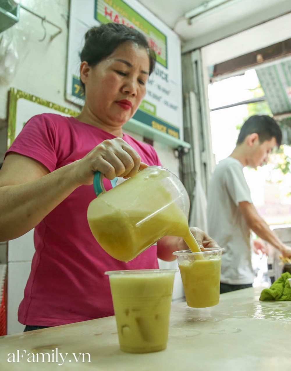 Không bàn ghế, chẳng sang chảnh để sống ảo nhưng quán nước mía đã 30 năm tuổi trên phố Hàng Điếu vẫn hút khách bởi hương vị chỉ dân sành mới hiểu - Ảnh 4.