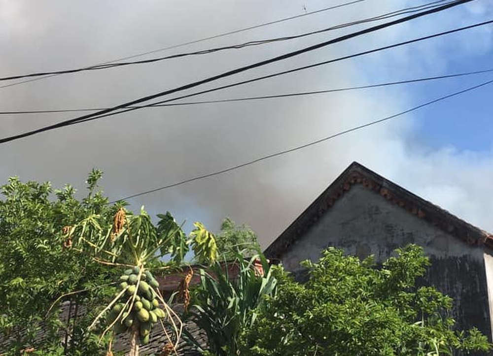 Dập tắt vụ cháy rừng thông kéo dài 2 ngày, lan qua nhiều xã ở Nghệ An - Ảnh 9.