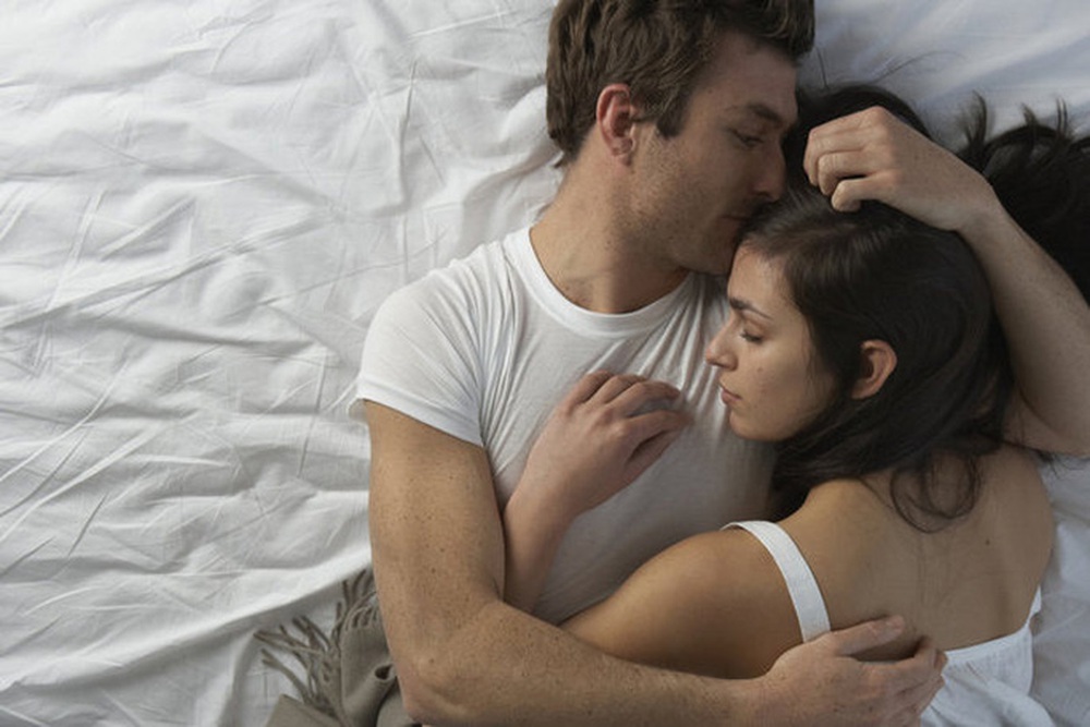 Làm điều này trên giường, các cặp đôi nhận được lợi ích bất ngờ - Ảnh 1.