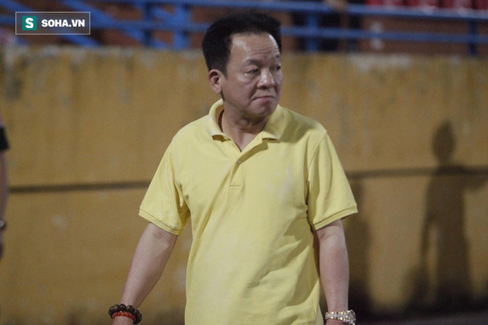 Bầu Hiển lộ rõ vẻ buồn bã, trầm ngâm rời sân Hàng Đẫy sau trận thua sốc của Hà Nội FC - Ảnh 5.