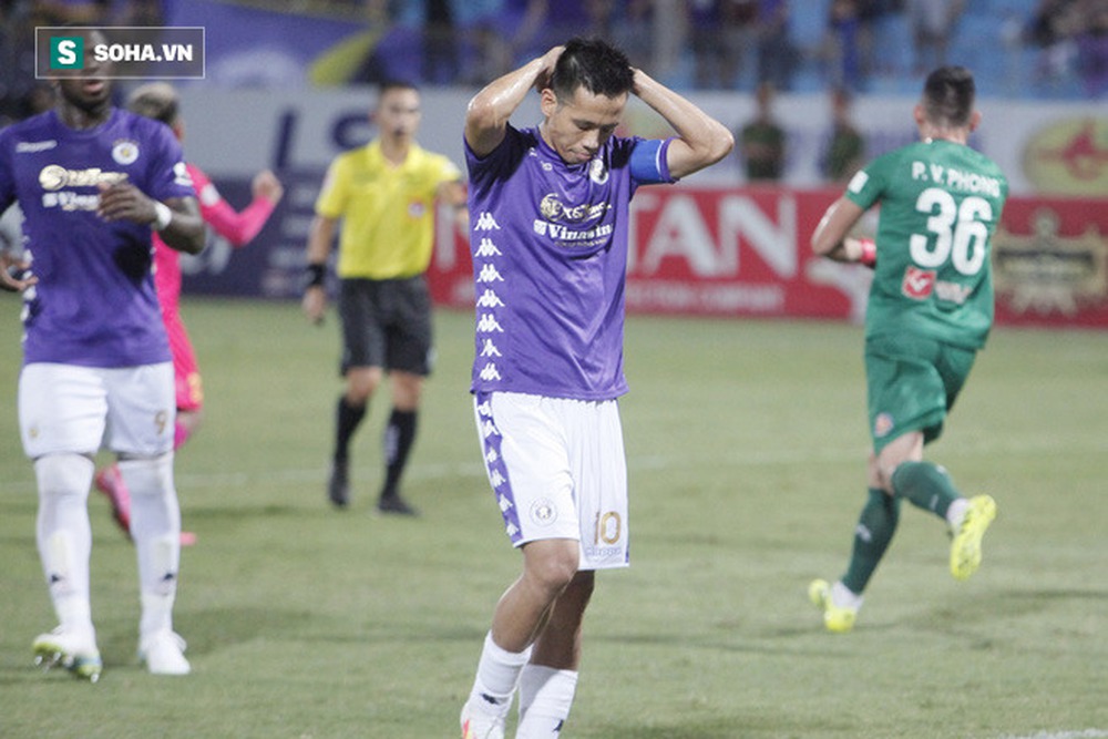 Bầu Hiển lộ rõ vẻ buồn bã, trầm ngâm rời sân Hàng Đẫy sau trận thua sốc của Hà Nội FC - Ảnh 1.