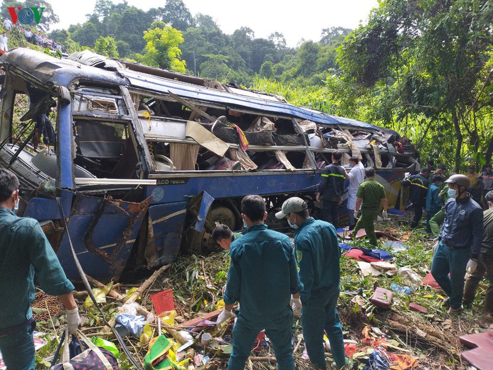 Hiện trường xe khách lao xuống vực làm ít nhất 5 người chết ở Kon Tum - Ảnh 8.