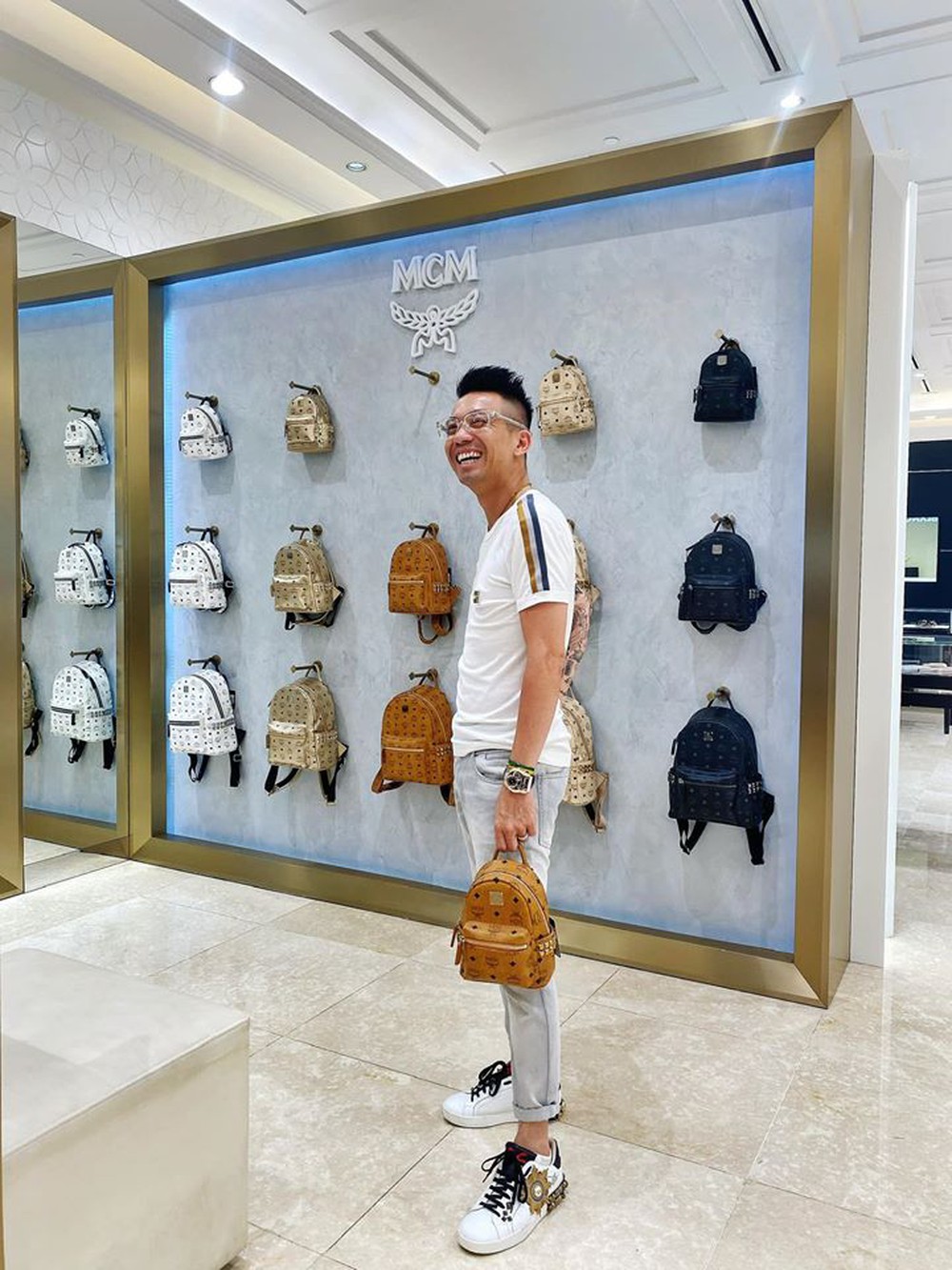 Đại gia Minh Nhựa cùng con gái lái 2 chiếc siêu xe trị giá hàng chục tỷ đồng, chạy thẳng tới cửa hàng Chanel quận 1 mua quà tặng cho con gái của vợ cả - Ảnh 3.