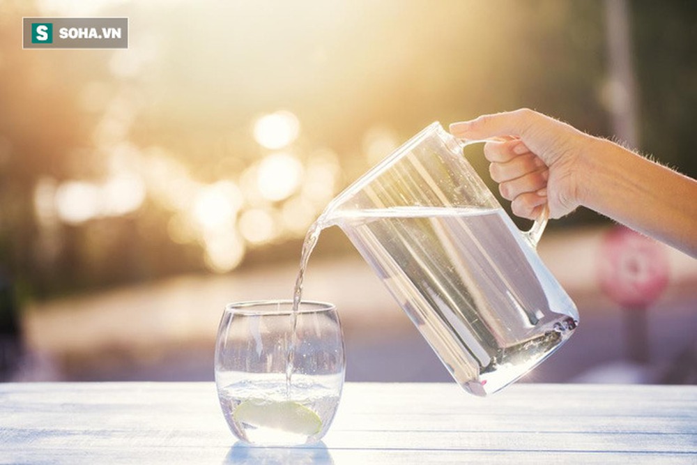 Ghi nhớ công thức số 5 giúp bạn uống nước đúng, đủ: Cơ thể vận hành và thải độc trơn tru - Ảnh 1.