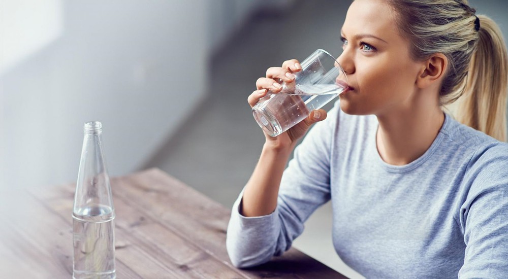 Ghi nhớ công thức số 5 giúp bạn uống nước đúng, đủ: Cơ thể vận hành và thải độc trơn tru - Ảnh 2.