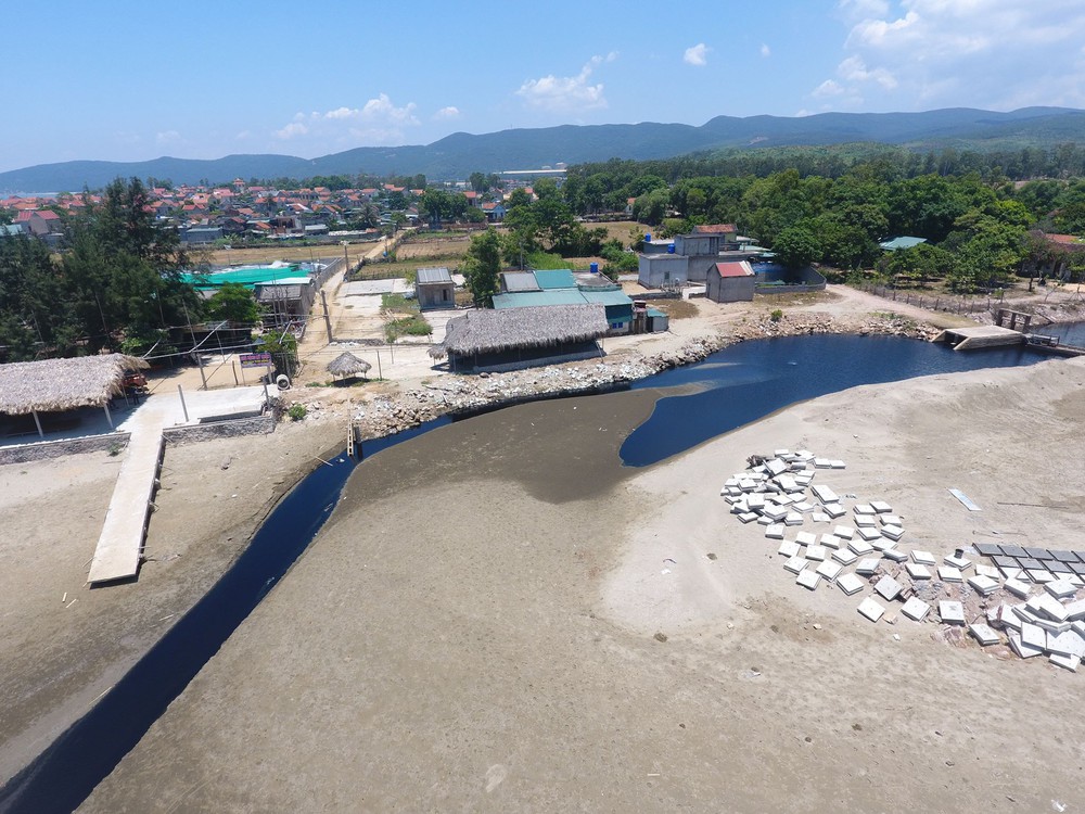 Toàn cảnh trang trại tôm xả dòng nước thải đen kịt, hôi thối ra biển ở Nghệ An - Ảnh 14.