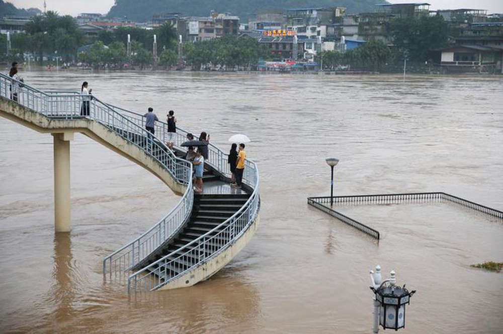 Lũ Trung Quốc: Mực nước 33 con sông chạm mốc kỉ lục, 141 người chết và mất tích - Ảnh 18.