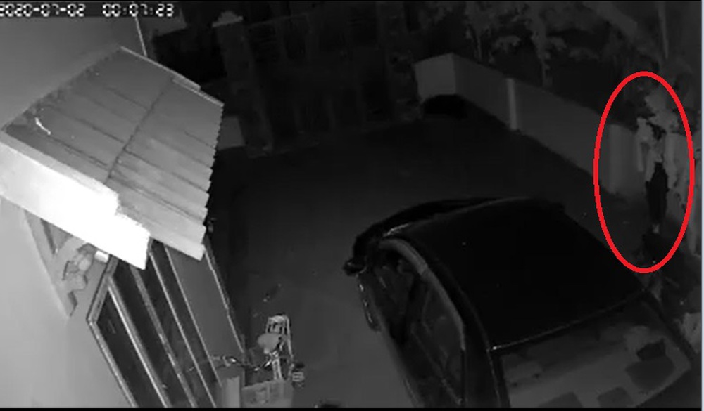 Ô tô bốc cháy trong đêm, chủ nhà check camera thì phát hiện hành động đáng sợ của thanh niên lạ mặt - Ảnh 2.