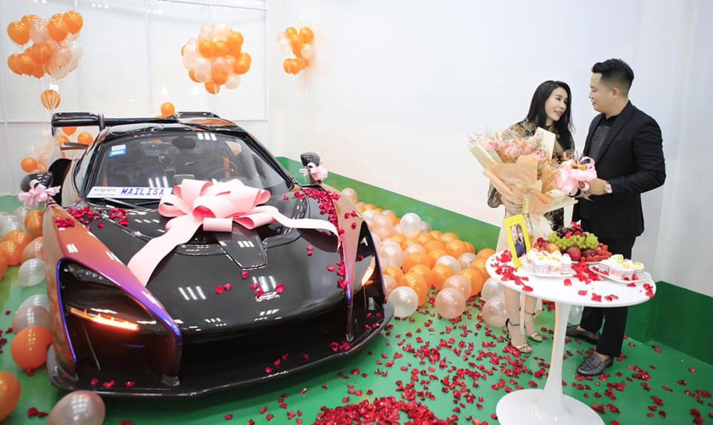 Đẳng cấp bạo chi của đại gia Sài Thành vừa tặng vợ món quà 50 tỷ qua dàn xe cực khủng - Ảnh 2.