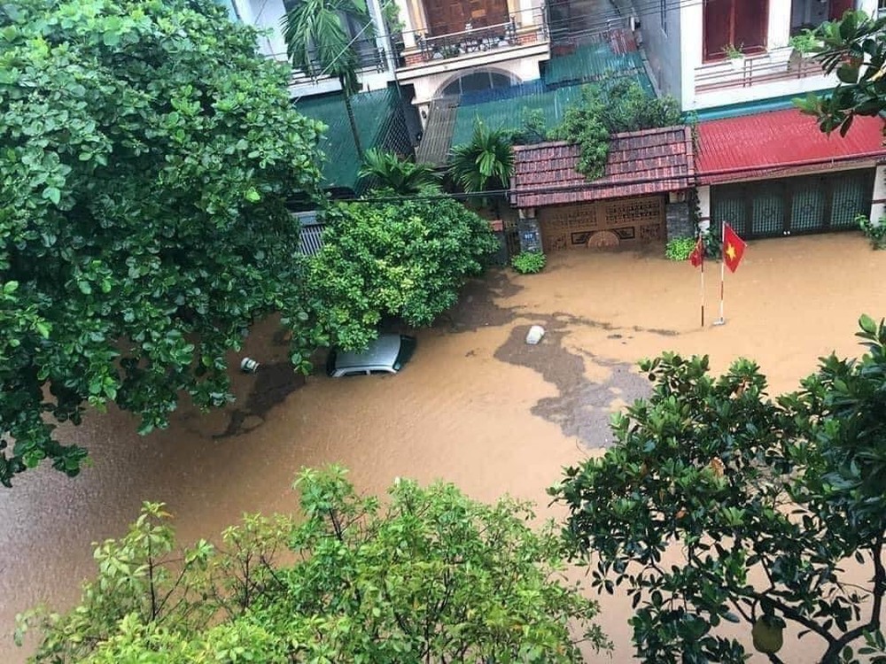 Mưa lớn trong đêm khiến hàng loạt ô tô đỗ ngoài đường bị nước ngập tới nóc ở Hà Giang - Ảnh 4.