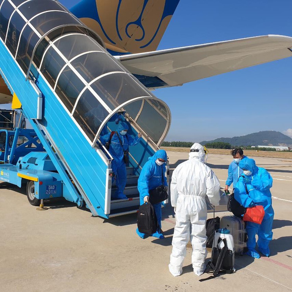 Chuyến bay đầu tiên chở công dân Việt Nam về nước từ Romania và Ba Lan - Ảnh 6.