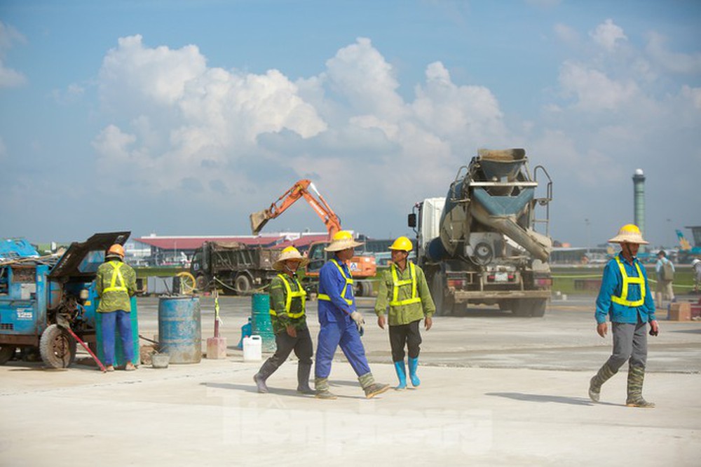 Đại công trường hơn 2000 tỷ cải tạo đường băng sân bay Quốc tế Nội Bài - Ảnh 7.