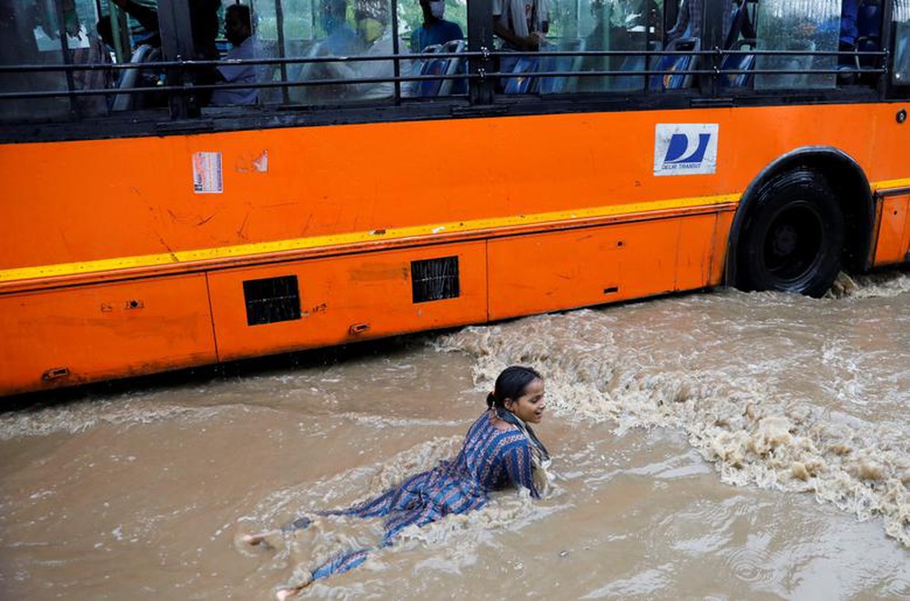 24h qua ảnh: Cô gái chơi đùa trên đường phố ngập lụt - Ảnh 5.