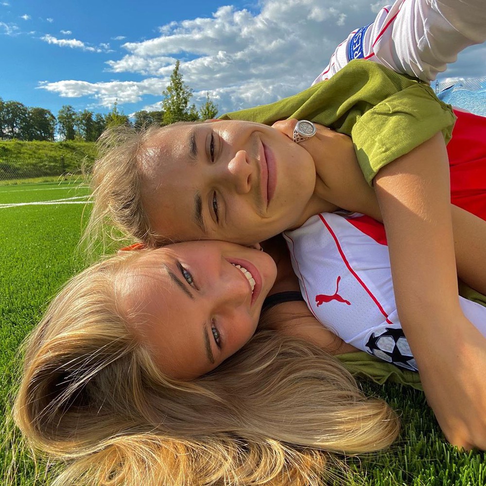 Bạn gái con trai David Beckham: Vừa tròn 18 tuổi, vẻ ngoài nóng bỏng cuốn hút - Ảnh 2.