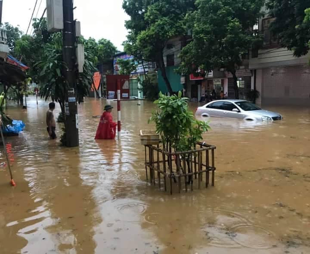 Mưa lớn trút xuống gây ngập lụt ở Lào Cai, ô tô ngụp lặn dưới nước - Ảnh 2.