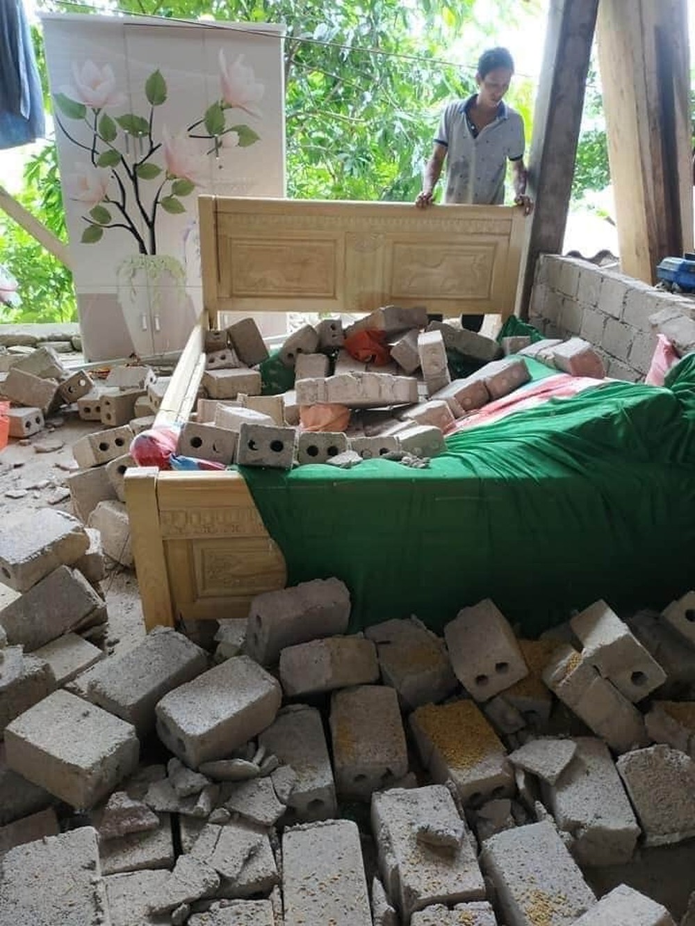 Những hình ảnh và con số thiệt hại sau trận động đất ở Sơn La trưa nay - Ảnh 7.
