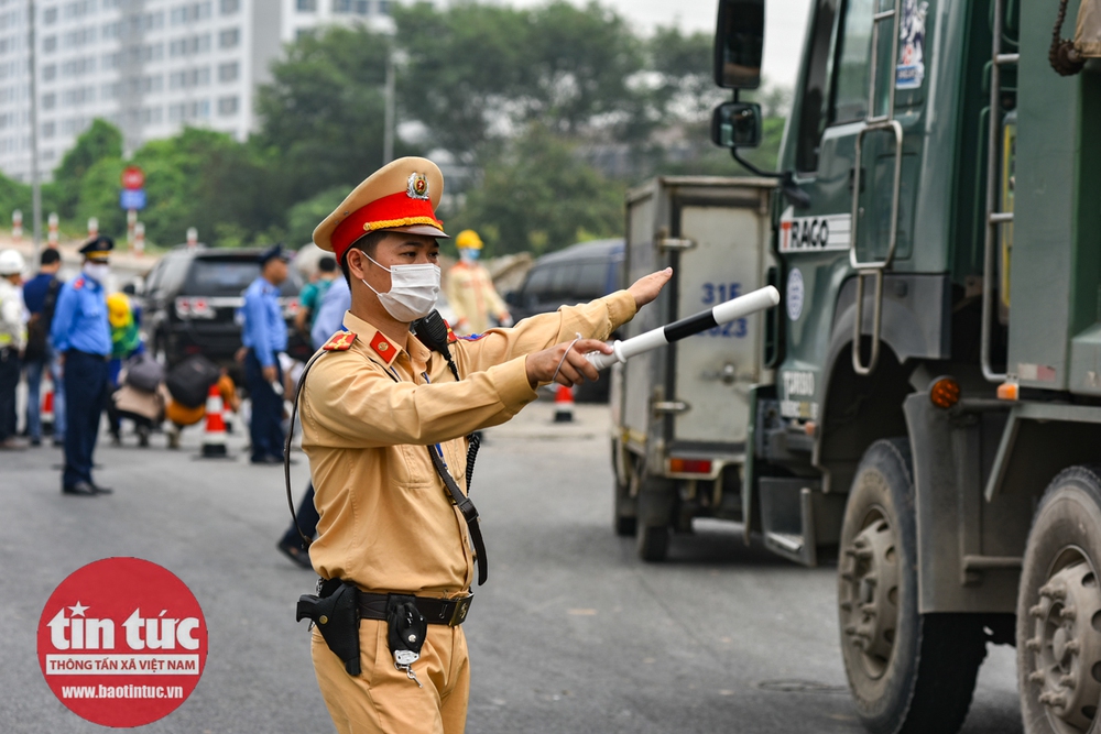 Cầu Thăng Long trong ngày đầu cấm lưu thông - Ảnh 2.