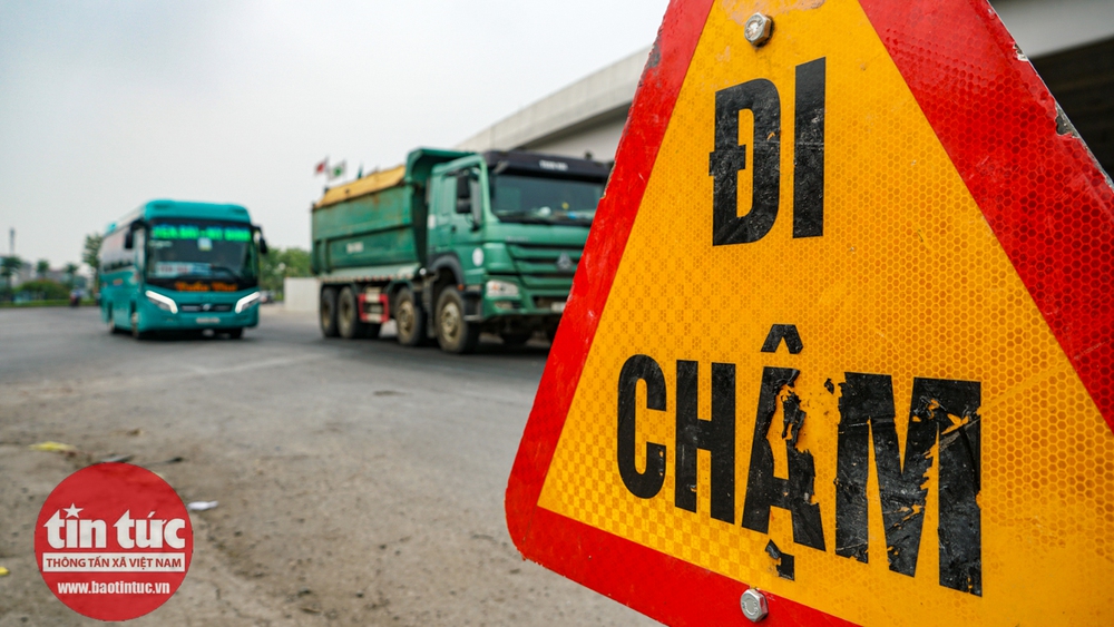 Cầu Thăng Long trong ngày đầu cấm lưu thông - Ảnh 9.