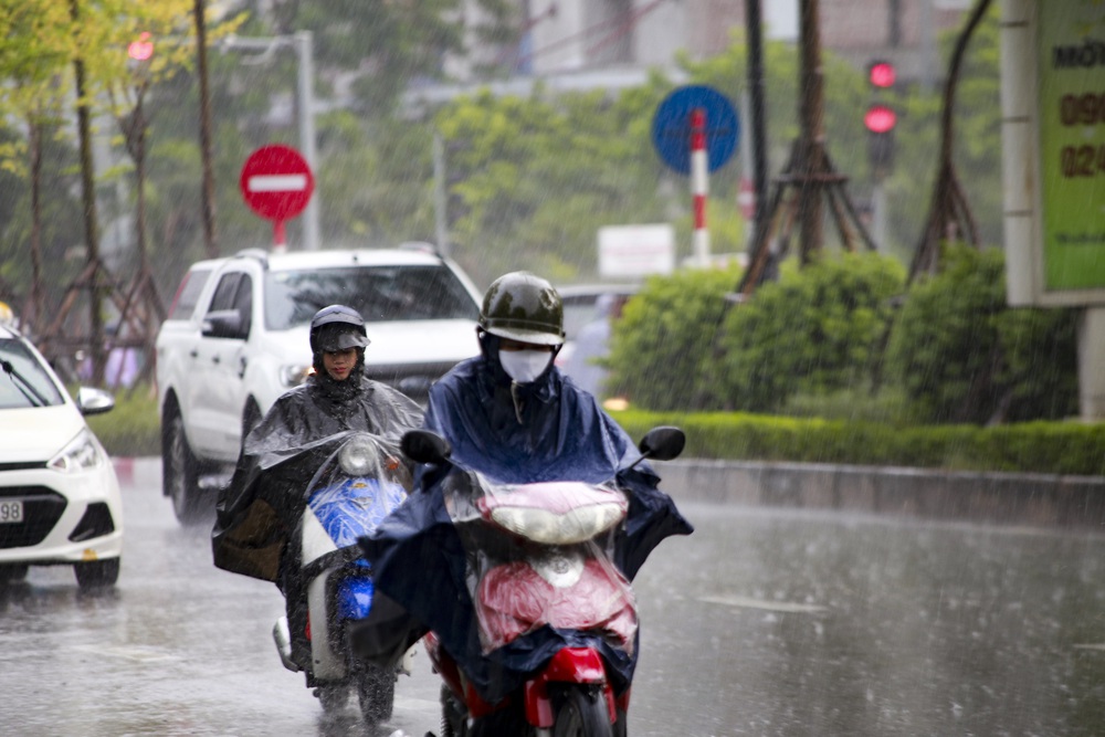 Video: Hà Nội đón cơn mưa vàng ngắn ngủi giải nhiệt sau nhiều ngày nắng nóng - Ảnh 2.