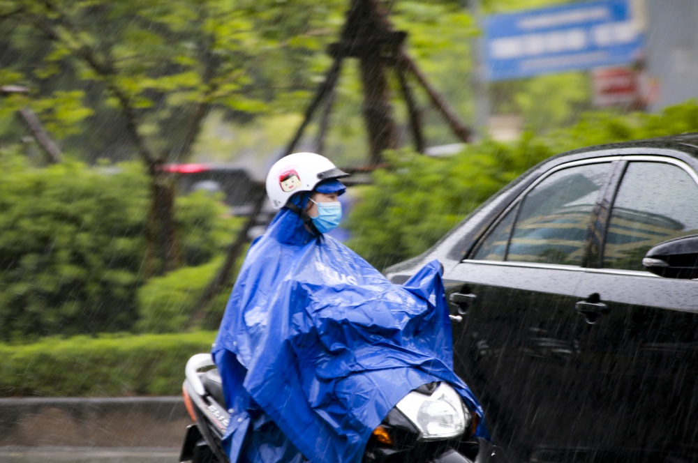 Video: Hà Nội đón cơn mưa vàng ngắn ngủi giải nhiệt sau nhiều ngày nắng nóng - Ảnh 8.