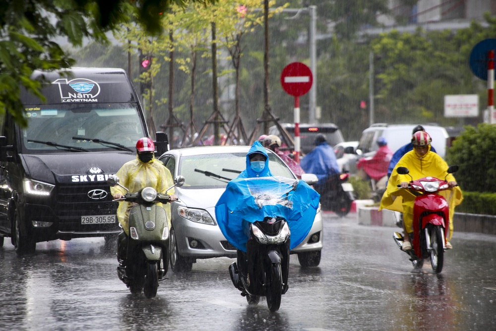Video: Hà Nội đón cơn mưa vàng ngắn ngủi giải nhiệt sau nhiều ngày nắng nóng - Ảnh 3.