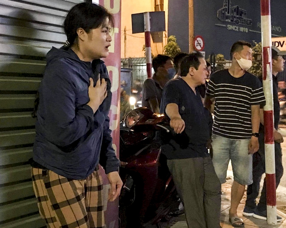 Vụ gãy đôi thang lắp kính khiến 4 người tử vong: “Sống vất vả, đến lúc chết cũng khổ...” - Ảnh 3.