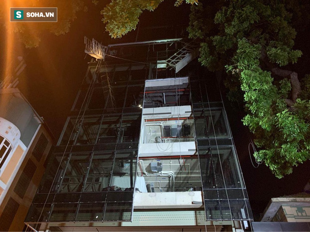 Hà Nội: Gãy thang treo lắp kính công trình 10 tầng, 3 người tử vong - Ảnh 2.