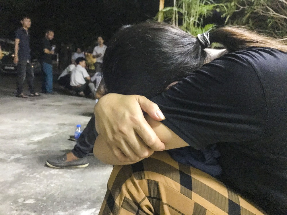 Vụ gãy đôi thang lắp kính khiến 4 người tử vong: “Sống vất vả, đến lúc chết cũng khổ...” - Ảnh 6.