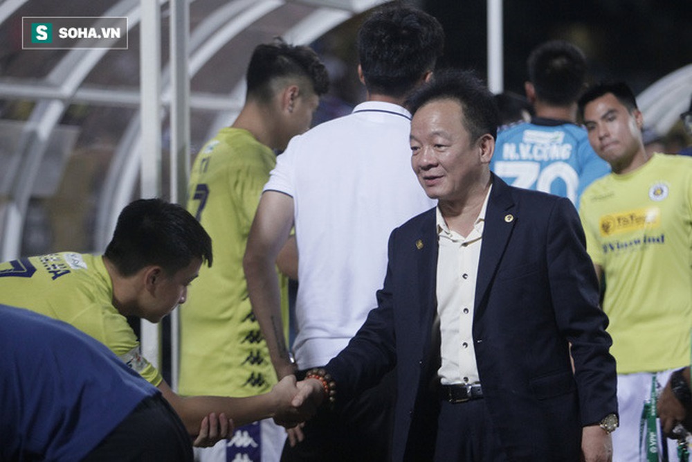 Cha con bầu Hiển gặp riêng BHL Hà Nội FC và trưởng ban trọng tài sau trận hòa tiếc nuối - Ảnh 1.