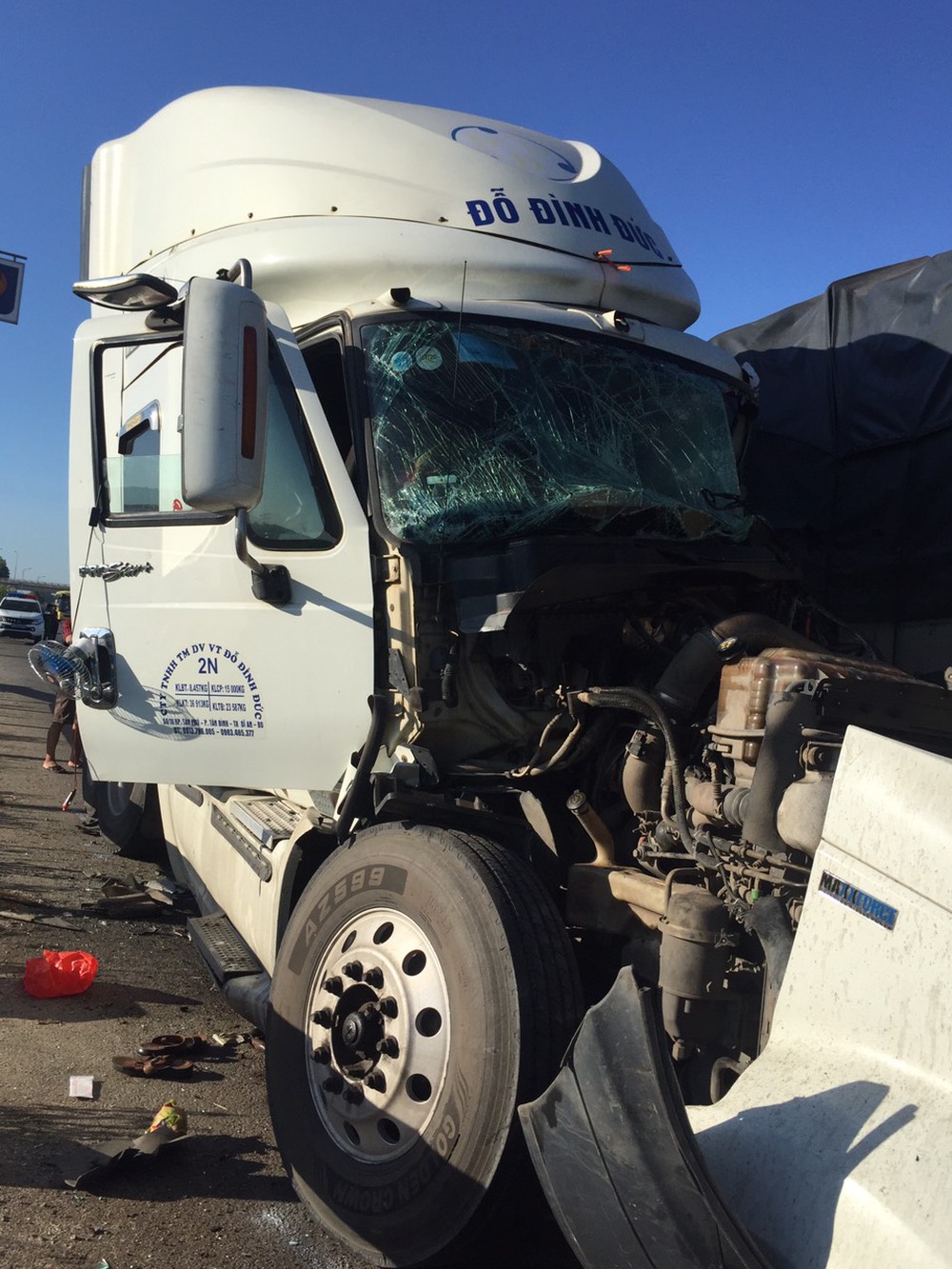 Đầu xe tải và xe container găm chặt sau tai nạn, 1 người chết, 2 người bị thương - Ảnh 2.