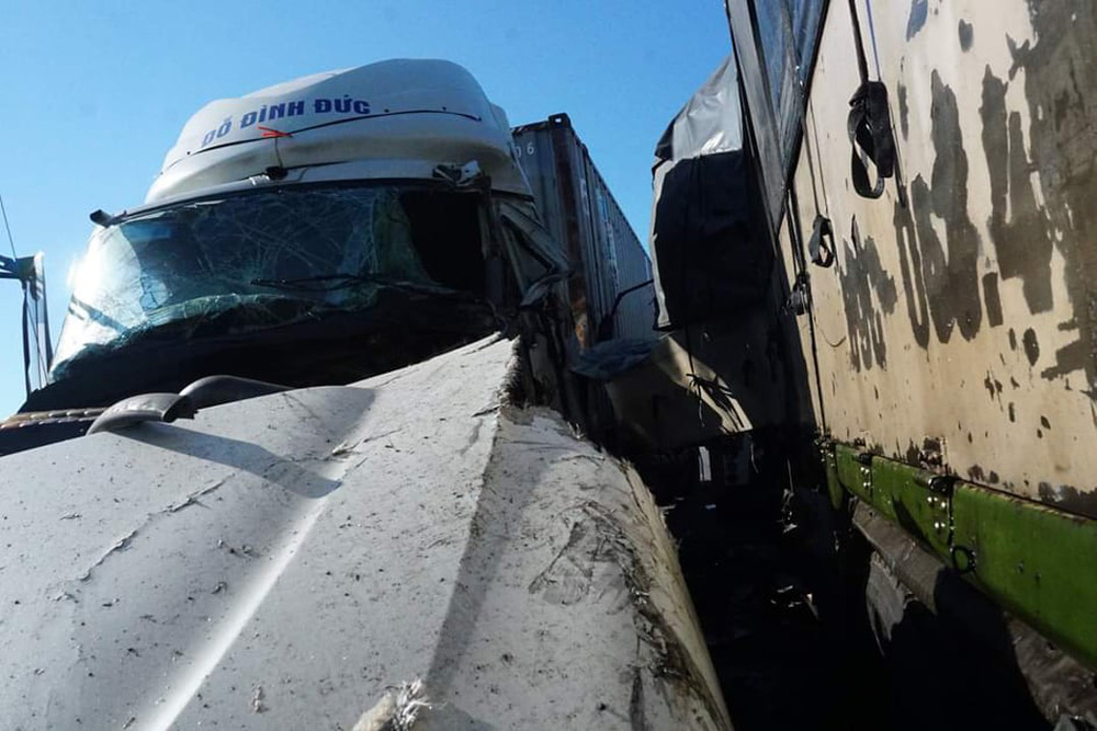 Đầu xe tải và xe container găm chặt sau tai nạn, 1 người chết, 2 người bị thương - Ảnh 7.
