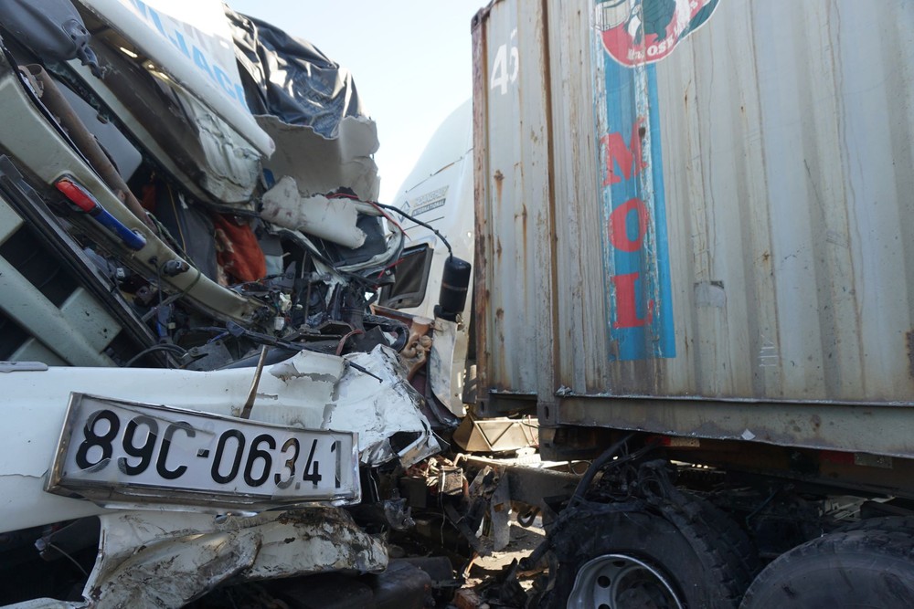Đầu xe tải và xe container găm chặt sau tai nạn, 1 người chết, 2 người bị thương - Ảnh 6.