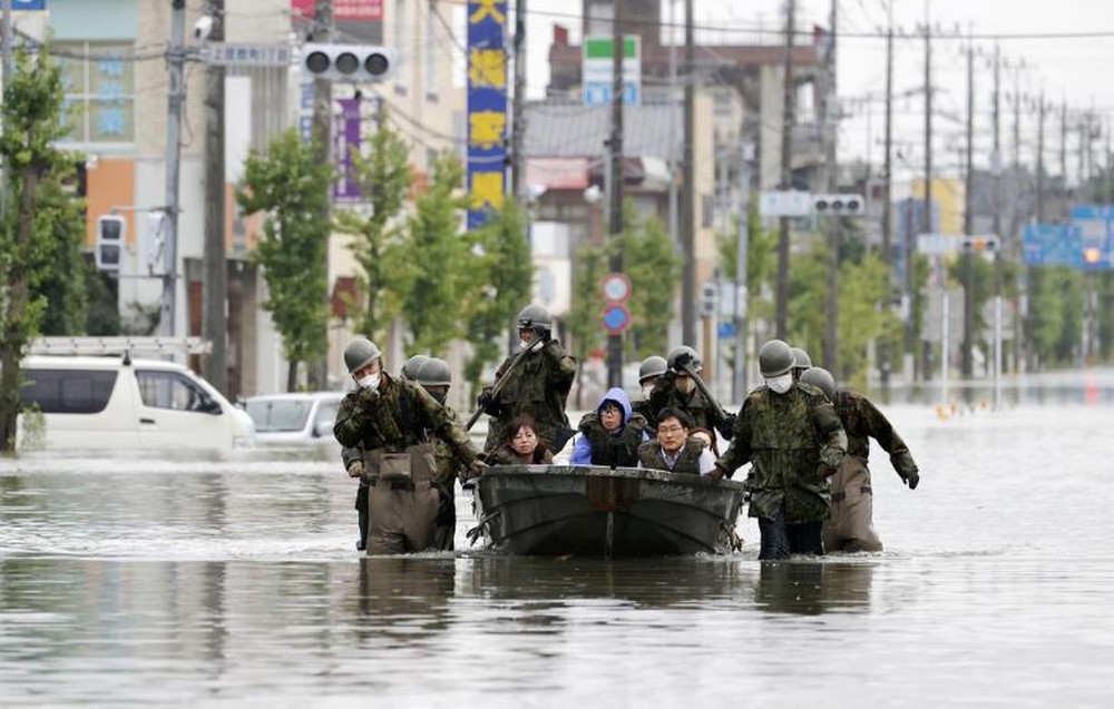 Mưa lũ không dứt, hàng nghìn ngôi nhà ở Nhật Bản chìm trong nước - Ảnh 1.