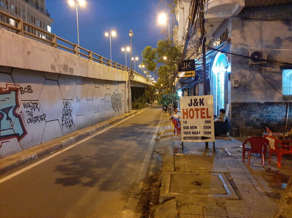 Thanh niên nghi cố thủ trong nhà dân, cầm hung khí tự đâm vào bụng ở Sài Gòn - Ảnh 1.