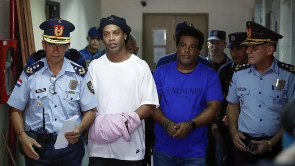 Ronaldinho được trả tự do trong tháng 8 - Ảnh 1.