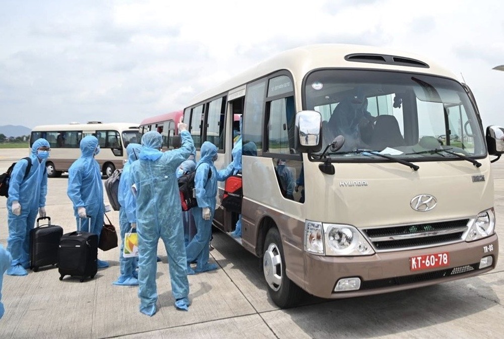 [ẢNH] Chuyến bay đầu tiên đưa 207 người mắc kẹt ở tâm dịch Đà Nẵng về tới Hà Nội - Ảnh 8.