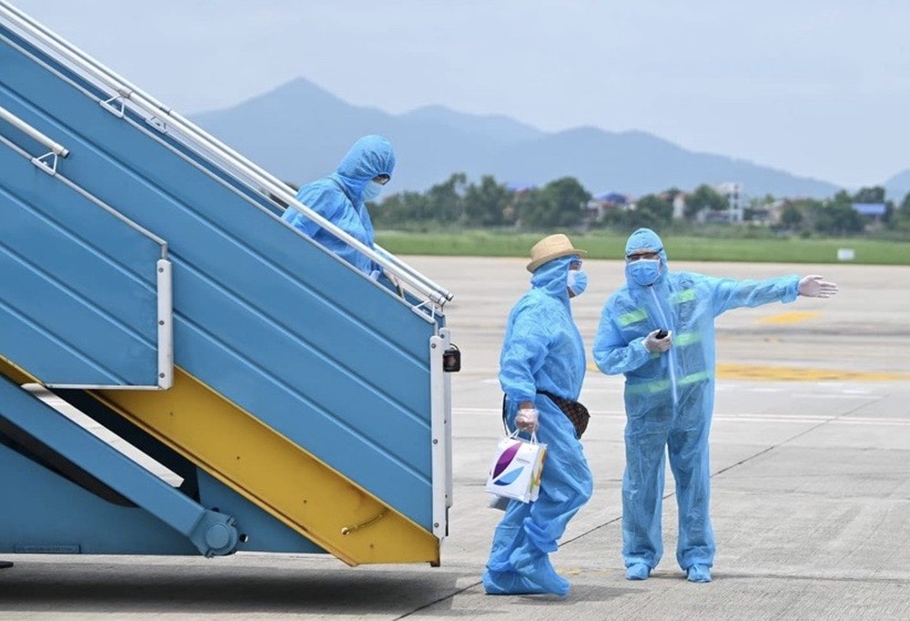 [ẢNH] Chuyến bay đầu tiên đưa 207 người mắc kẹt ở tâm dịch Đà Nẵng về tới Hà Nội - Ảnh 7.