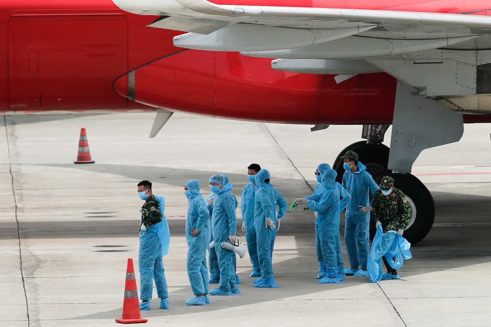 [ẢNH] Chuyến bay đầu tiên đưa 207 người mắc kẹt ở tâm dịch Đà Nẵng về tới Hà Nội - Ảnh 5.