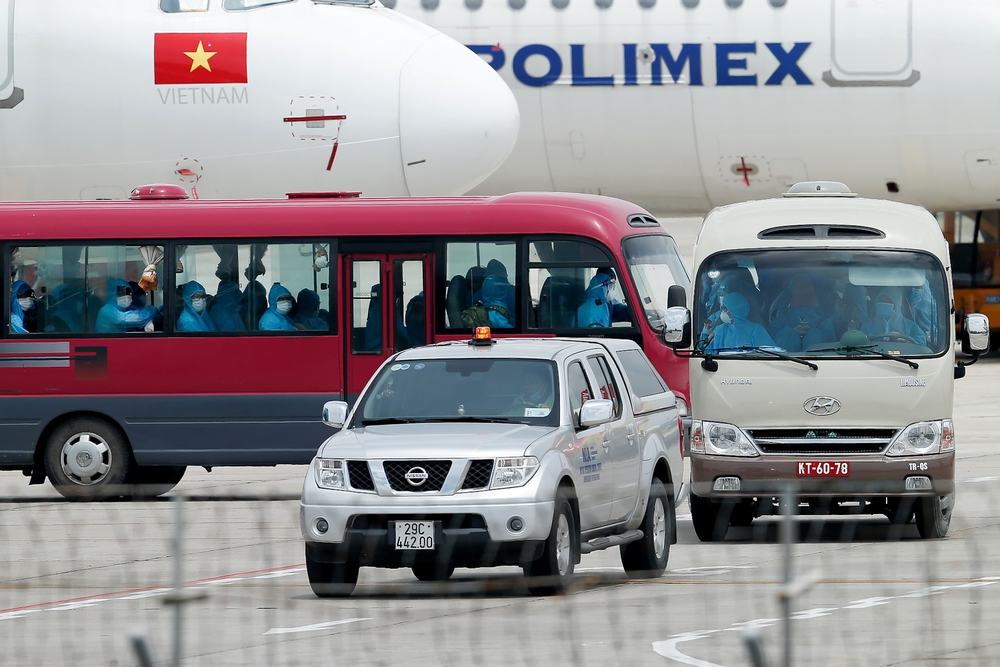 [ẢNH] Chuyến bay đầu tiên đưa 207 người mắc kẹt ở tâm dịch Đà Nẵng về tới Hà Nội - Ảnh 16.