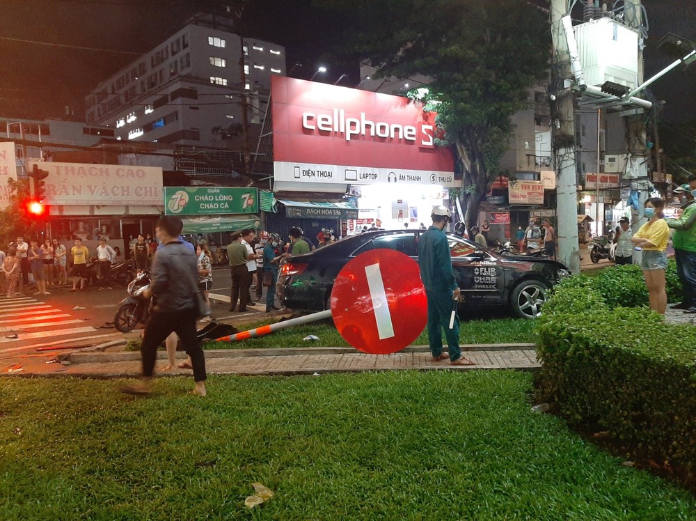 Nữ tài xế lái ô tô Camry tông 7 xe máy, nhiều người bị thương ở Sài Gòn - Ảnh 2.