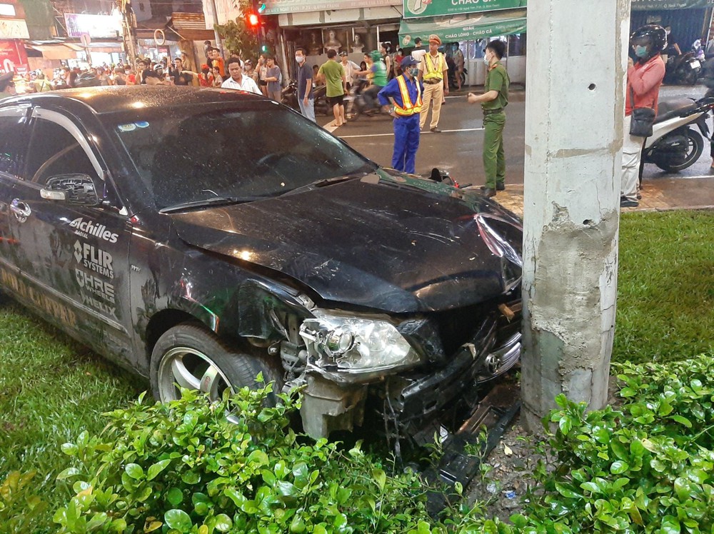 Nữ tài xế lái ô tô Camry tông 7 xe máy, nhiều người bị thương ở Sài Gòn - Ảnh 1.