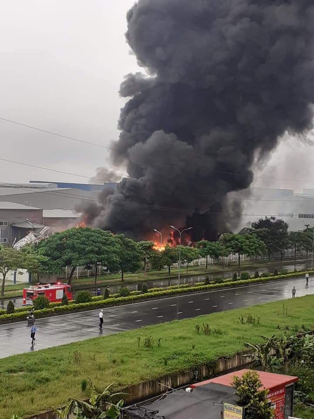 Đang cháy lớn tại khu Công nghiệp Yên Phong, Bắc Ninh - Ảnh 1.