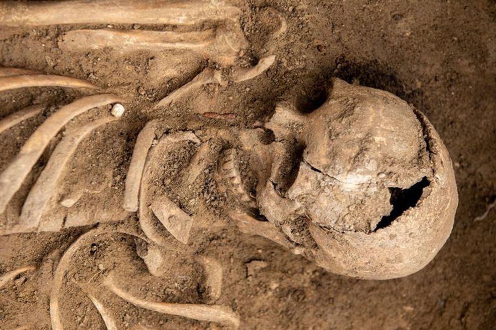 Kinh hoàng phát hiện thành phố người chết có hơn 100 hài cốt cổ đại - Ảnh 5.