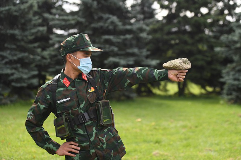 Army Games: Xạ thủ bắn tỉa Việt Nam rèn thể lực, yếu lĩnh bắn như thế nào? - Ảnh 4.