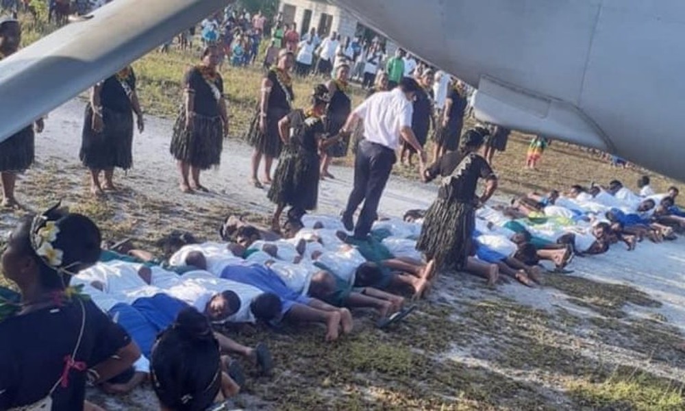 Kiribati: Từ lời nguyền cấm rẽ trái cho tới phong tục gây tranh cãi nảy lửa trong buổi đón tiếp đại sứ TQ  - Ảnh 1.