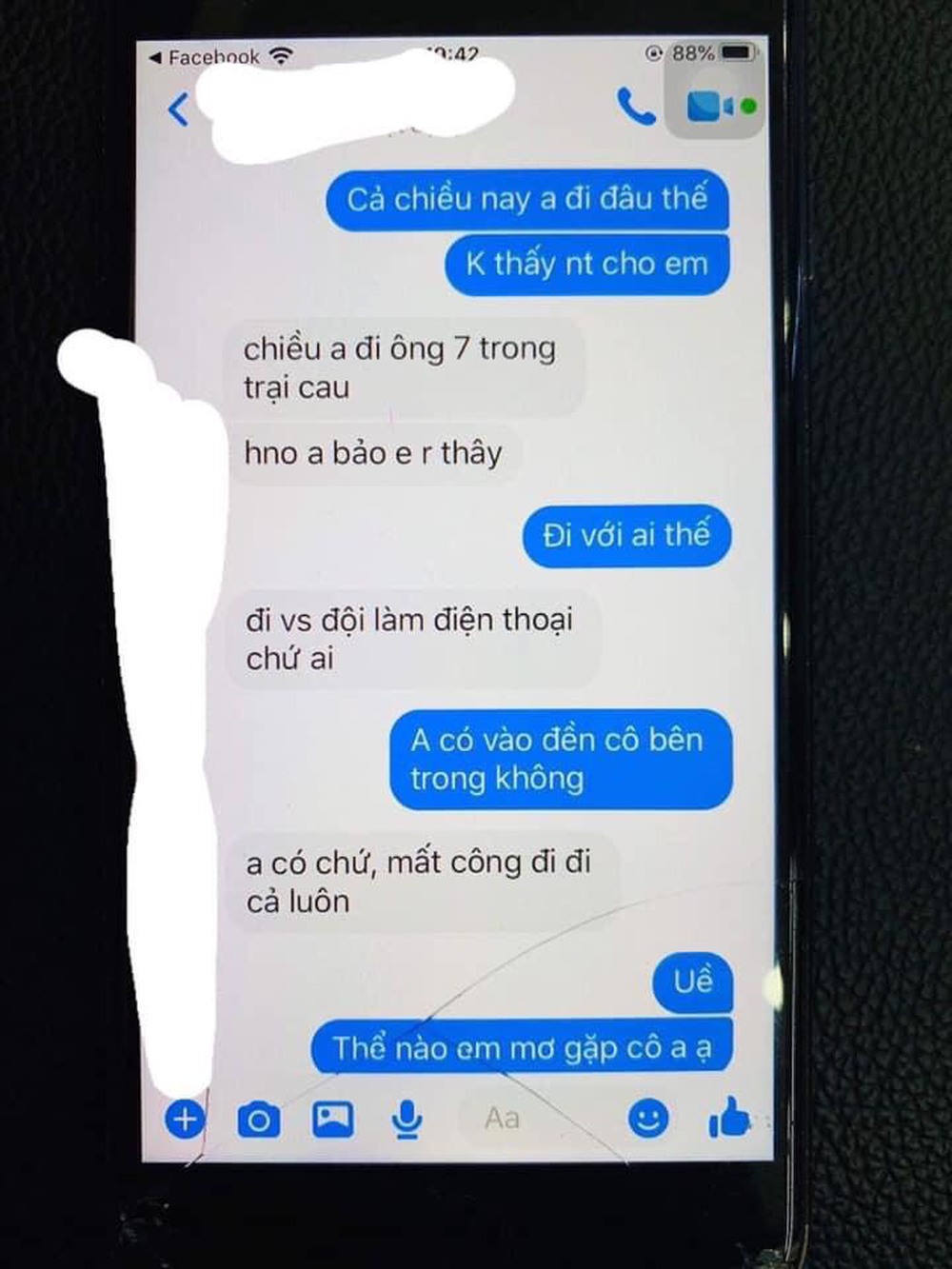 Phát hiện bạn trai nói dối, đi với gái lạ chỉ nhờ 1 chi tiết, cô gái khiến tất cả phải thán phục - Ảnh 1.